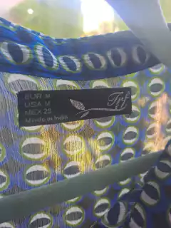 Camisa transparente MC c circulos en azul y amarillo, con botones hombro y moño - ZARA - Talle M - Lo Canto • Moda Circular