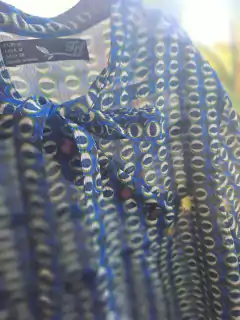 Camisa transparente MC c circulos en azul y amarillo, con botones hombro y moño - ZARA - Talle M - tienda online