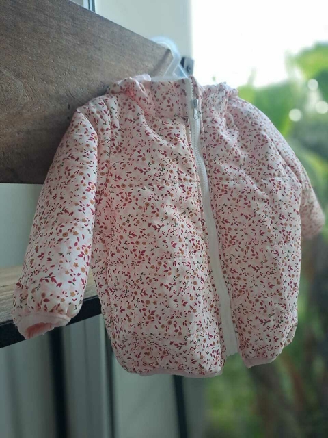 Campera impermeable c florcitas rosas - SHEIN. -Talle 6 meses