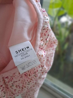 Campera impermeable c florcitas rosas - SHEIN. -Talle 6 meses - Lo Canto • Moda Circular