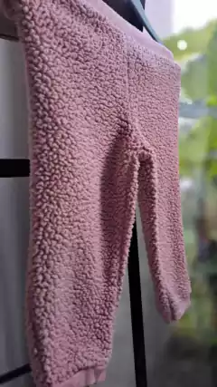 Outlet-Set: buzo y pantalón rosa viejo, corderito. Cara de osito- CARTERS - Talle 18 meses - Lo Canto • Moda Circular