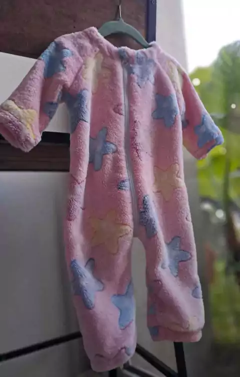 Pijama polar rosa c estrellas celestes, cierre de adelante hasta atrás- SHEIN - Talle 9/12 meses.