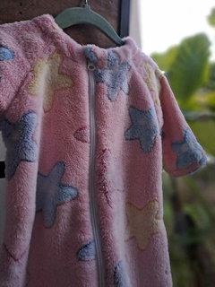 Pijama polar rosa c estrellas celestes, cierre de adelante hasta atrás- SHEIN - Talle 9/12 meses. - comprar online