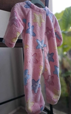 Pijama polar rosa c estrellas celestes, cierre de adelante hasta atrás- SHEIN - Talle 9/12 meses. - Lo Canto • Moda Circular