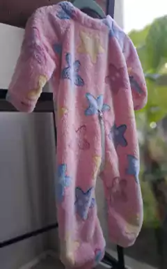 Pijama polar rosa c estrellas celestes, cierre de adelante hasta atrás- SHEIN - Talle 9/12 meses. - Lo Canto • Moda Circular