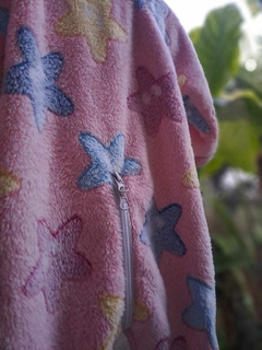 Pijama polar rosa c estrellas celestes, cierre de adelante hasta atrás- SHEIN - Talle 9/12 meses. - tienda online