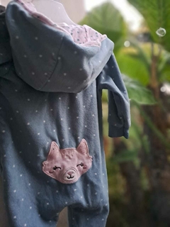 OUTLET - Pijama entero capucha y cierre polar celeste lunares blancos, interior rosa y etsrellas verdes, zorrito atras-CARTERS -Talle 6 meses - Lo Canto • Moda Circular