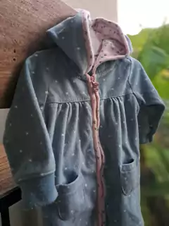 OUTLET - Pijama entero capucha y cierre polar celeste lunares blancos, interior rosa y etsrellas verdes, zorrito atras-CARTERS -Talle 6 meses - comprar online