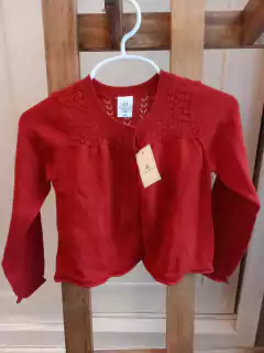 NUEVO- Saquito prendido rojo. GAP. 3 años. El modelo es mas bien cortito. en internet