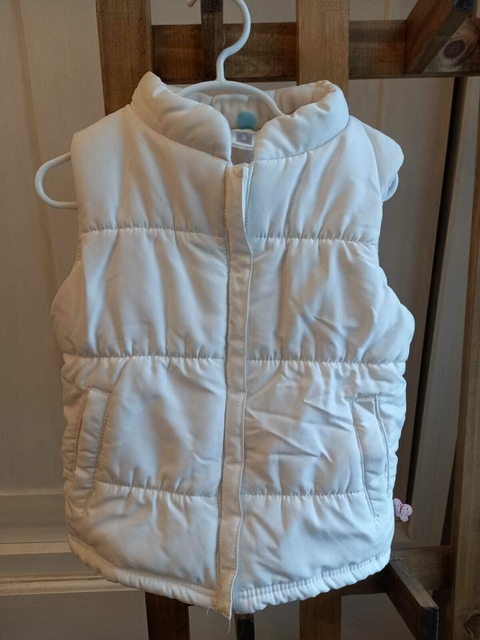 Chaleco blanco con polar interior. CARTERS. 5 años.