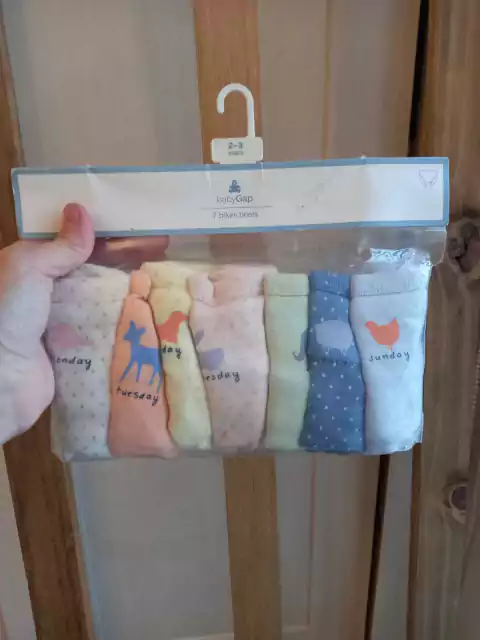 NUEVO- 7 bombachas. GAP. 2/3 años.