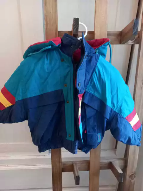 Campera con capucha azul y celeste con líneas en mangas. LONDON FOG. 2 años.