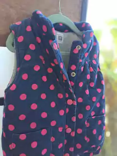 Chaleco azul con lunares rosas de corderoy y polar. CARTERS. 4 años. en internet