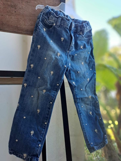 Jean azul con flores blancas bordadas. GAP. 3 años.