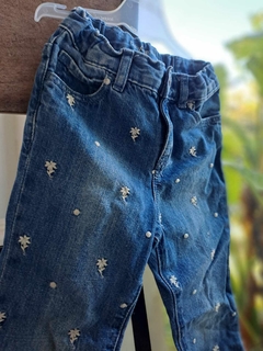Jean azul con flores blancas bordadas. GAP. 3 años. - comprar online