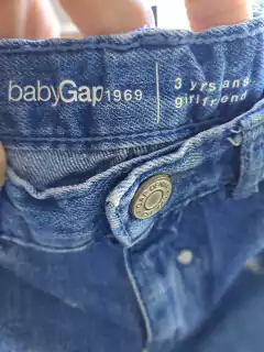 Jean azul con flores blancas bordadas. GAP. 3 años. en internet