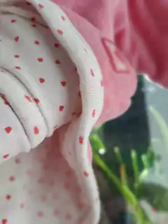 3/6M | Conjunto rosa plush y algodón invierno blanco c corazones: pantalón y buzo prendido - MIMO - Talle: 3 A 6 meses. - Lo Canto • Moda Circular