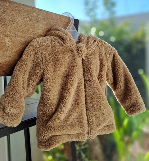 Campera camel peludita c capucha osito -.CHEEKY. 3 a 6 meses.