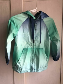 Campera con capucha tipo rompevientos/ impermeable. CHHEKY. 2 años. - comprar online