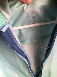 Campera con capucha tipo rompevientos/ impermeable. CHHEKY. 2 años. en internet