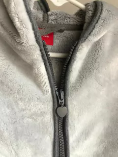 Campera de plush gris con capucha y cierre. Oliver 1 año. - comprar online