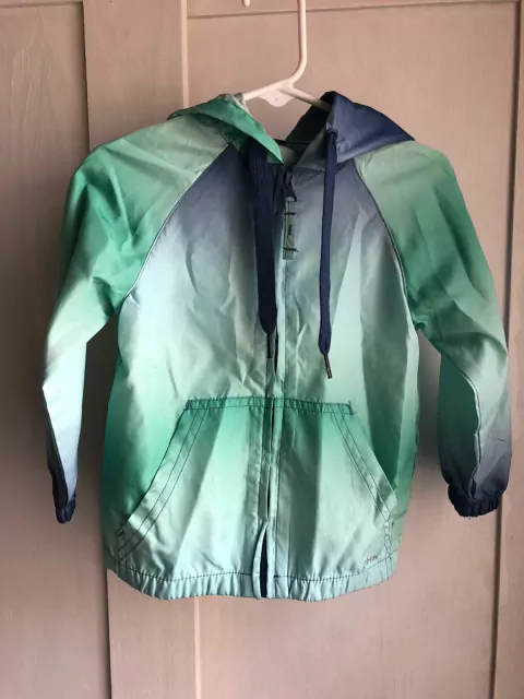 Campera con capucha tipo rompevientos/ impermeable. CHHEKY. 2 años.