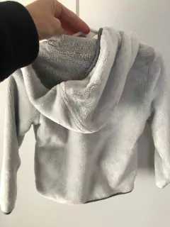 Campera de plush gris con capucha y cierre. Oliver 1 año. en internet