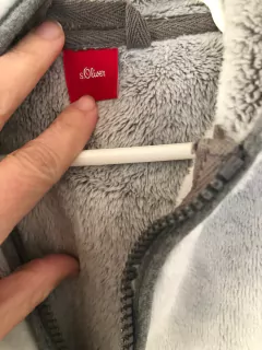 Campera de plush gris con capucha y cierre. Oliver 1 año. - Lo Canto • Moda Circular