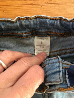 Jean celestes con bordado de flores. CHEEKY, 9 a 12 meses. - comprar online