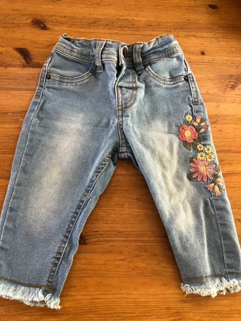 Jean celestes con bordado de flores. CHEEKY, 9 a 12 meses.