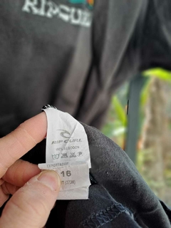 Remera MC gris letras blancas y sol - RIP CURL - Talle 16 años en internet