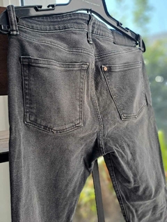 Jean gris, abotonado, skinny - H&M - Talle 30 - Lo Canto • Moda Circular