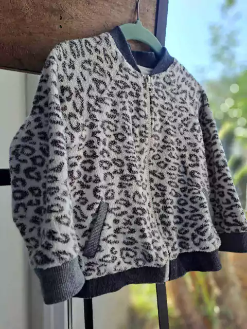 2A | Buzo plush animal print en gris y crema - CHEEKY - Talle 2 años