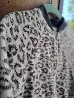 2A | Buzo plush animal print en gris y crema - CHEEKY - Talle 2 años - Lo Canto • Moda Circular