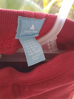 Outlet- Set: body ML rojo a rayas azules + pantalón rojo polar c oso atrás - GAP - Talle 6 a1 2 meses. - Lo Canto • Moda Circular
