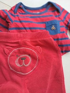 Imagen de Outlet- Set: body ML rojo a rayas azules + pantalón rojo polar c oso atrás - GAP - Talle 6 a1 2 meses.