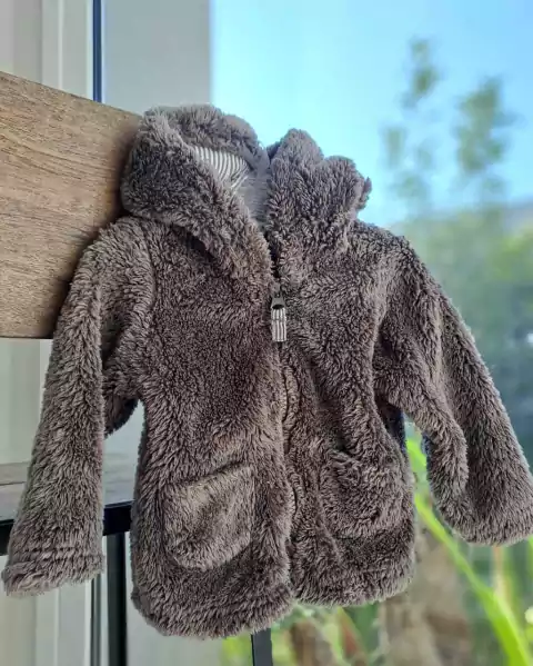 Campera peludita marron c capucha - CARTERS - Talle 12 meses