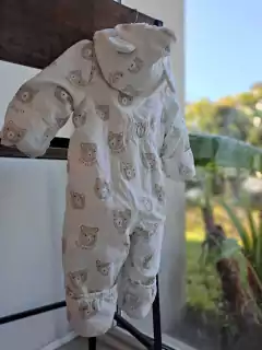 2/4M | Enterito algodon y polar, blanco c ositos, cierres diagonales, capucha c corderito-H&M-Talle:2-4 meses - tienda online