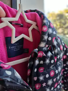 Campera negra estrellas y corazones rosas, impermeable c interior de polar rosa - FADED GLORY - Talle 24 meses muy amplia. Parece más 3 años. - comprar online