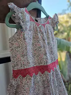2/3A | Vestido SM blanco c florcitas en rojo y verde , cintura y cuello bordados - EPK - Talle 4. Parece más 2 años. - comprar online