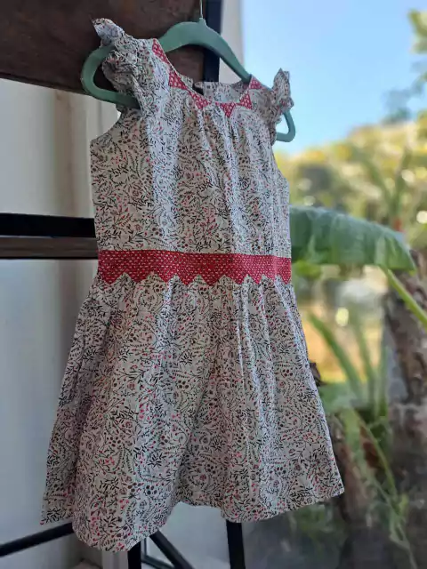 2/3A | Vestido SM blanco c florcitas en rojo y verde , cintura y cuello bordados - EPK - Talle 4. Parece más 2 años.