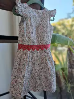 2/3A | Vestido SM blanco c florcitas en rojo y verde , cintura y cuello bordados - EPK - Talle 4. Parece más 2 años. - tienda online