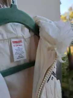 12/24M | Chaleco tejido crudo guarda azul, c cierre y capucha c pelo - GYMBOREE - Talle 12-24 meses en internet