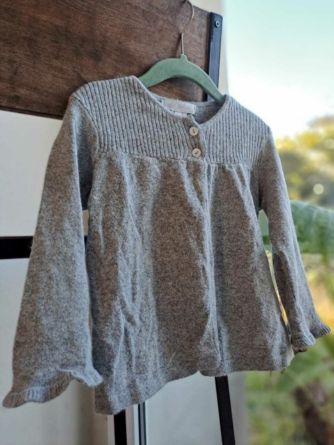 Sweaer gris amplio, 2 botones - BABY COTTONS - Talle 24 meses
