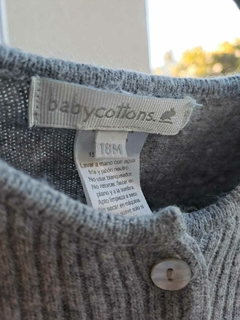 Sweaer gris amplio, 2 botones - BABY COTTONS - Talle 24 meses en internet