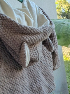 Buzo marron clarito c capucha, panal - H&M - Talle 4a6 meses - Lo Canto • Moda Circular