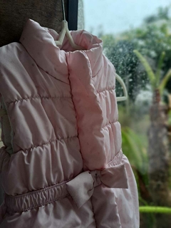 Campera chaleco impermeable rosa con lunares y moño en cintura, forrado en polar blanco - OSHKOSH - Talle 12 meses en internet
