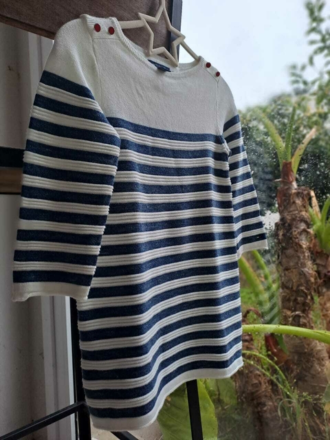 Sweater tipo vestido crudo a rayas azules, con botones de metal rojo en hombros - TOMMY HILFIGER - Talle 2 años