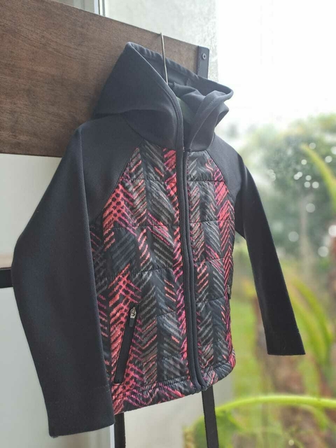 2A | Campera gris c rayas diagonales en gris y rosa, capucha, elastizada, bolsillo c cierre - OSHKOSH - Talle 2 años