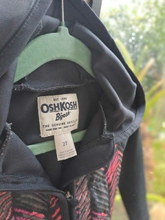 2A | Campera gris c rayas diagonales en gris y rosa, capucha, elastizada, bolsillo c cierre - OSHKOSH - Talle 2 años - comprar online
